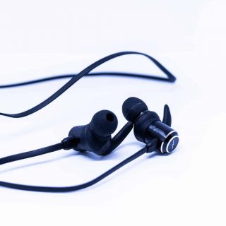 Bolt fekete bluetooth fülhallgató puha szilikon gumival